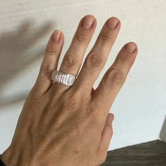 Vintage Lucite Ring - Picture 3 of 7